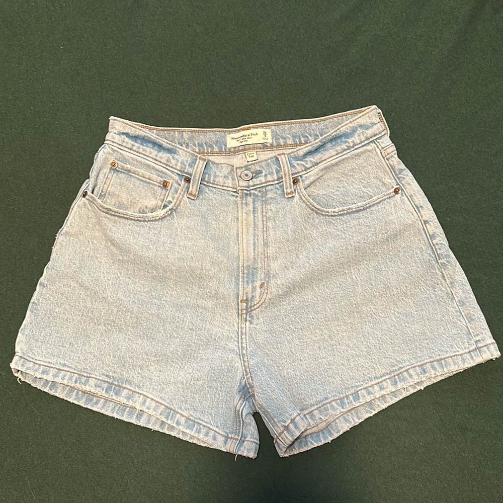Ambercombie & Fitch Curve Love Hugh Rise 4 Inch Mom Short Size 29 Light Wash